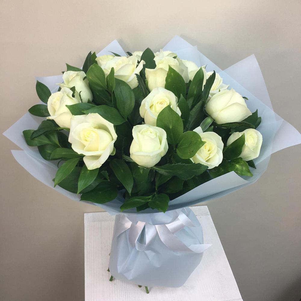 Букет 15 Белых роз Проуд в Шестаково Воронежской области