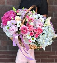 Цветочная композиция из Розы, Хризантемы, Пионы и Лизиантусы в корзине в Шестаково Воронежской области