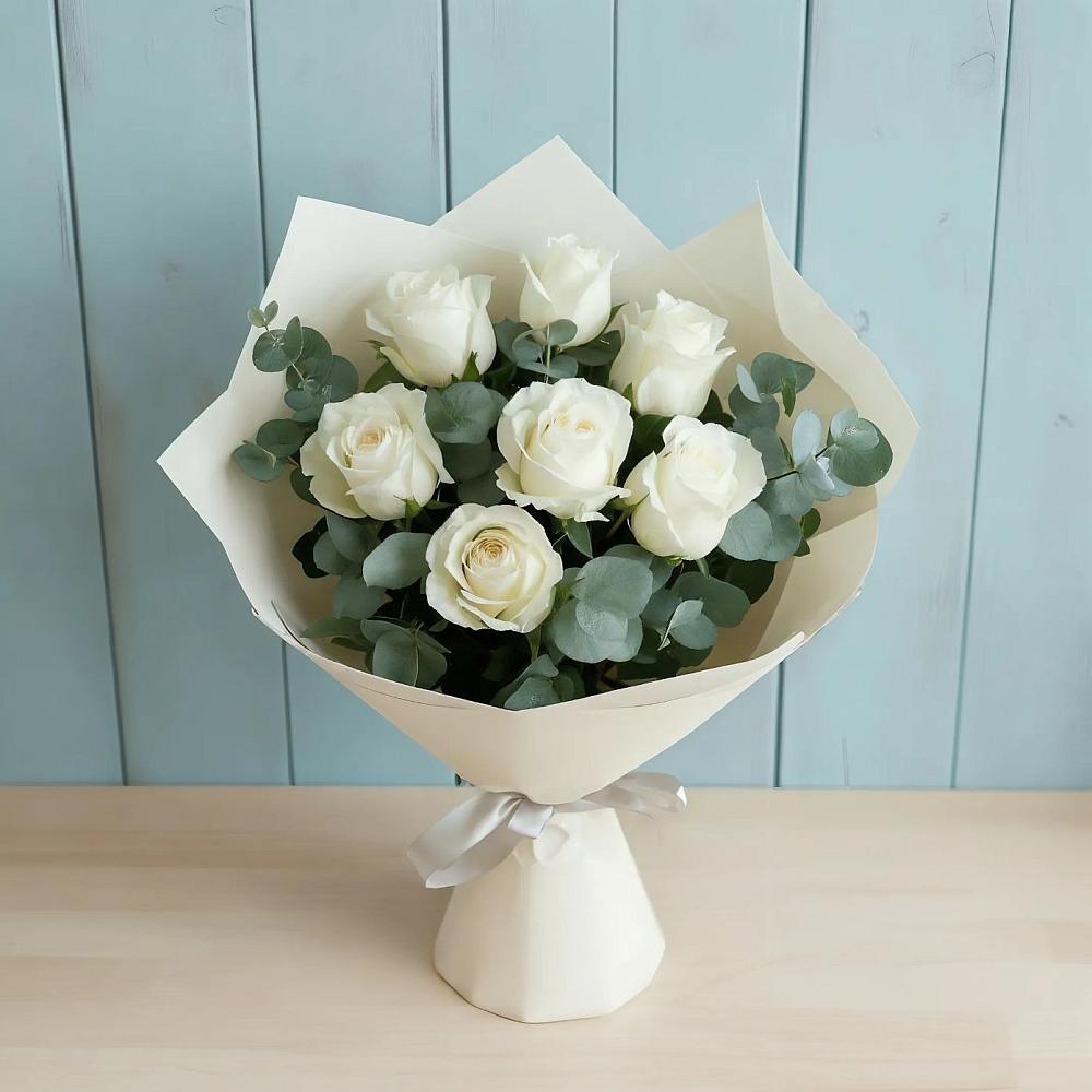 Букет Белые розы в Эвкалипте в Шестаково Воронежской области