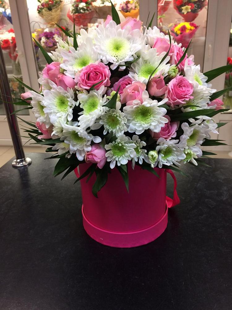 Цветочная композиция из Розы и Хризантемы в шляпной коробке в Шестаково Воронежской области