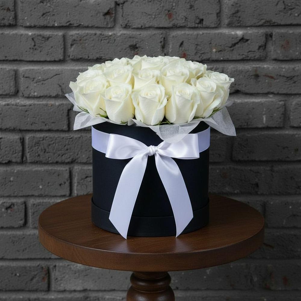 Цветочная композиция из Розы в шляпной коробке в Шестаково Воронежской области