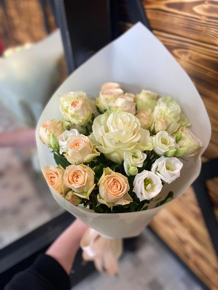 Букет цветов из: Розы и Лизиантусы в Шестаково Воронежской области