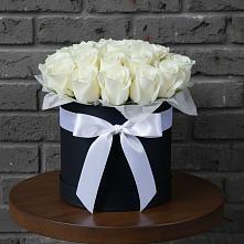 Цветочная композиция из Розы в шляпной коробке в Шестаково Воронежской области